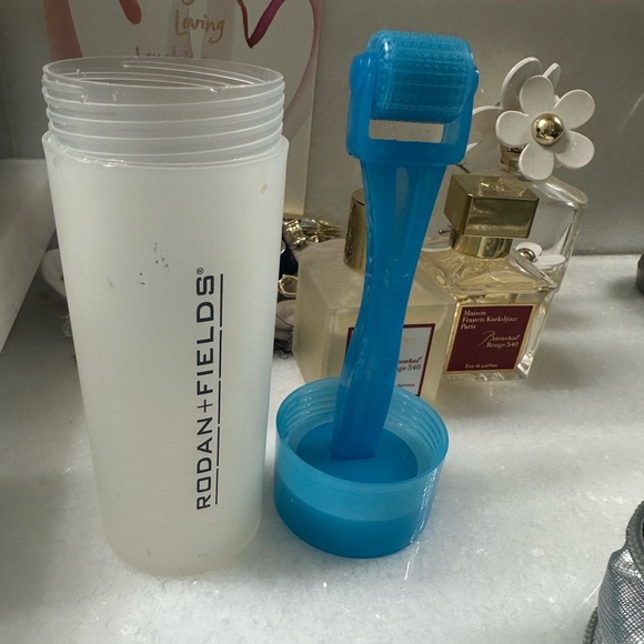 Rodan & Fields Micro exfoliating Roller (2) with travel case - Picture 4 of 4